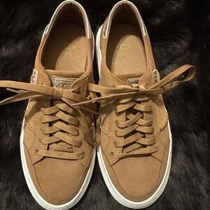 UGG Alameda Lace Up Sneaker in Chestnut/Gold
